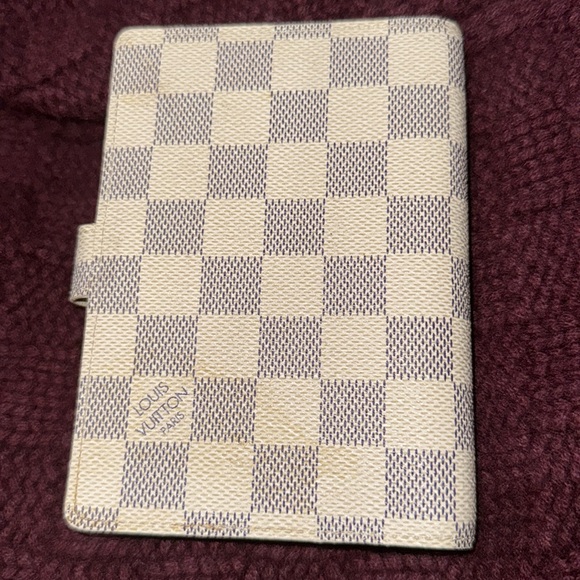 Men’s or Women’s Louis Vuitton Azur Rare Pocket/ Passport holder! Pre-loved! 🔥 - Picture 3 of 15